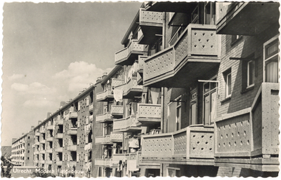 123317 Gezicht op de achterzijdes van de flatgebouwen aan de Graadt van Roggenweg te Utrecht.